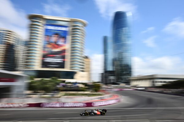 Une monoplace Audi de Formule 1 sur un circuit.