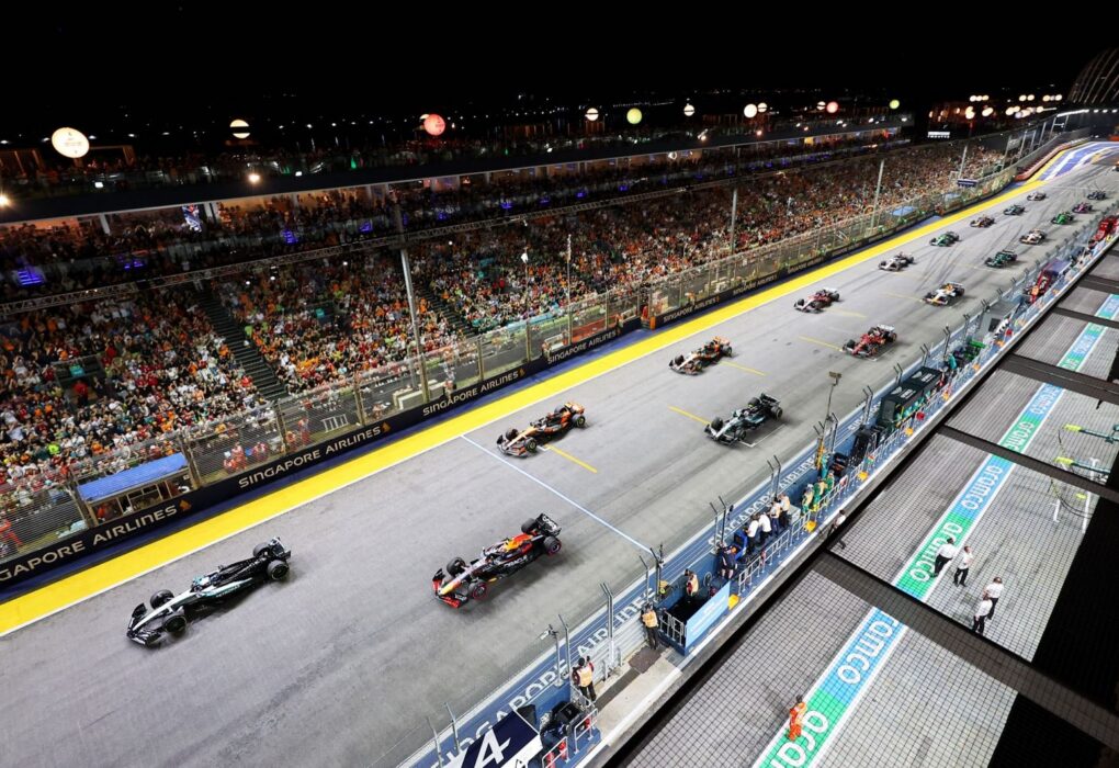 Monoplace de F1 sur le circuit urbain de Marina Bay pendant le Grand Prix de Singapour de nuit.