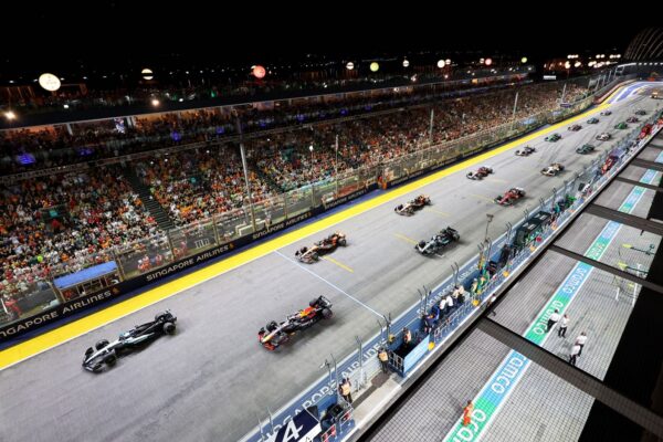 Monoplace de F1 sur le circuit urbain de Marina Bay pendant le Grand Prix de Singapour de nuit.
