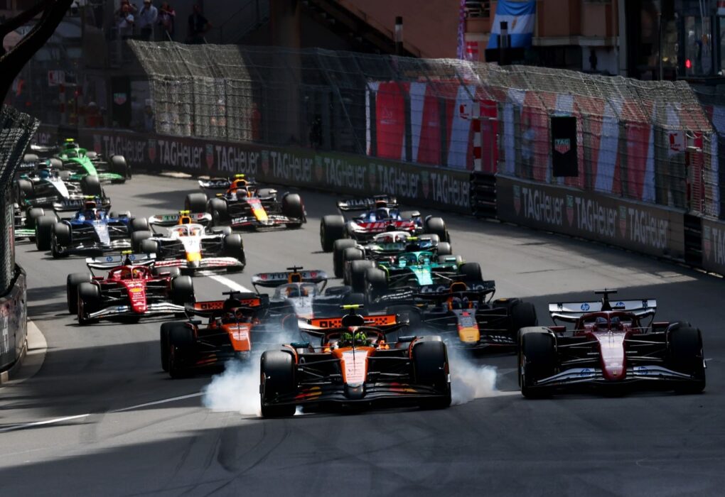 Une monoplace de F1 sur le circuit urbain de Monaco.