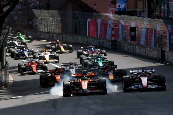 Une monoplace de F1 sur le circuit urbain de Monaco.