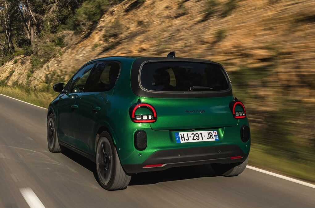 Une voiture électrique branchée à une borne de recharge.