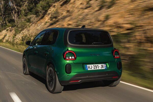 Une voiture électrique branchée à une borne de recharge.