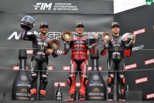 Marc Márquez, Jorge Martín et Marco Bezzecchi lors d’une conférence de presse du MotoGP.