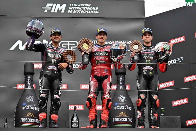 Marc Márquez, Jorge Martín et Marco Bezzecchi lors d’une conférence de presse du MotoGP.
