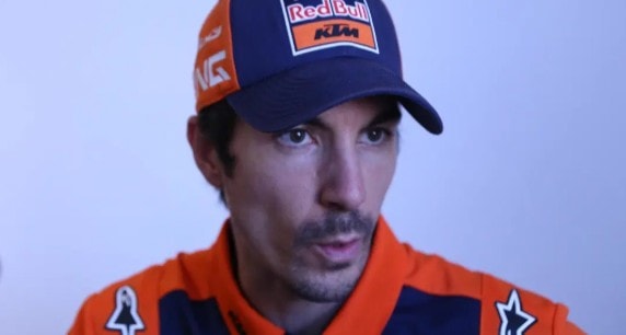 Maverick Viñales dans le paddock MotoGP.
