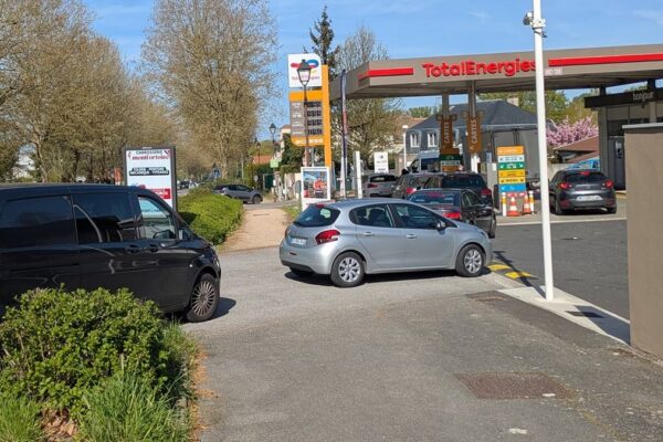 Un pistolet de distribution de gazole dans une station-service.