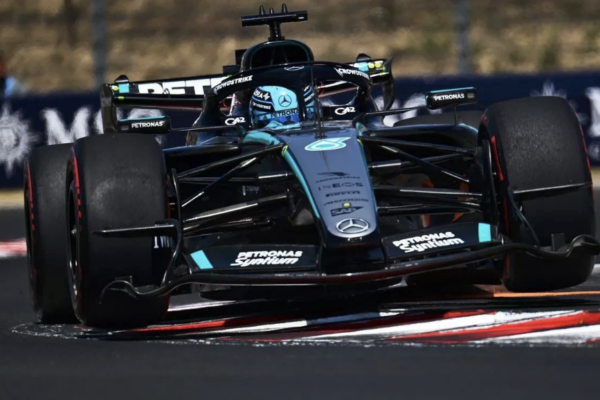George Russell au volant de sa Mercedes sur le circuit de Marina Bay à Singapour.