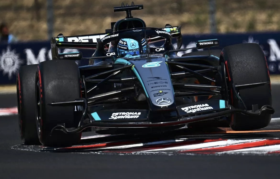 George Russell au volant de sa Mercedes sur le circuit de Marina Bay à Singapour.