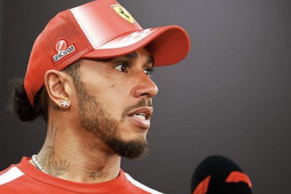 Lewis Hamilton dans le paddock à Singapour lors du débat sur les courses sous la pluie.