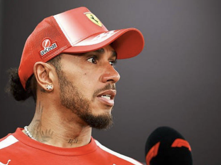Lewis Hamilton dans le paddock à Singapour lors du débat sur les courses sous la pluie.