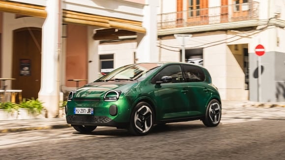 Une Renault Twingo, citadine concernée par le débat sur les normes automobiles.