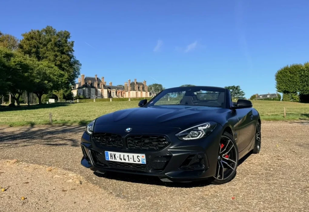 Un BMW Z4 Final Edition à carrosserie noire, équipé de jantes bicolores et d’étriers de freins rouges.