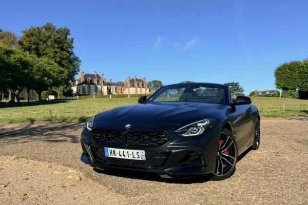 Un BMW Z4 Final Edition à carrosserie noire, équipé de jantes bicolores et d’étriers de freins rouges.