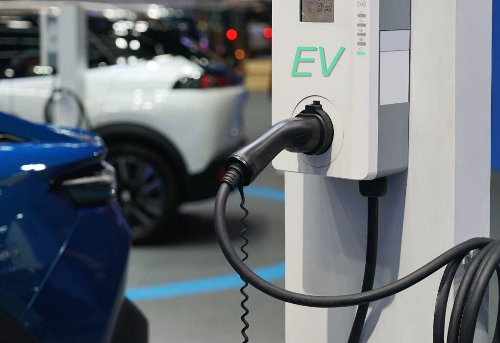 Un véhicule électrique Renault raccordé à une borne de recharge à domicile.
