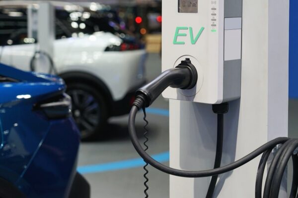 Un véhicule électrique Renault raccordé à une borne de recharge à domicile.