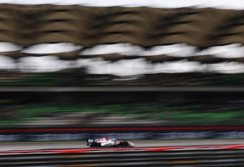 Esteban Ocon, pilote Haas, dans le paddock de la Formule 1.
