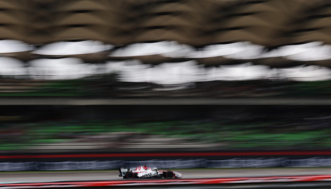Esteban Ocon, pilote Haas, dans le paddock de la Formule 1.