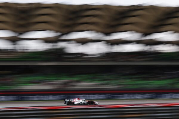 Esteban Ocon, pilote Haas, dans le paddock de la Formule 1.