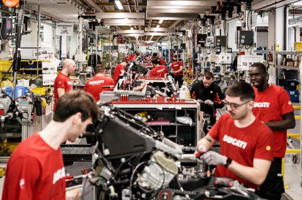 Une moto Ducati illustrant l’avenir du constructeur italien au sein du groupe Volkswagen.
