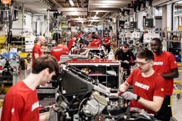 Une moto Ducati illustrant l’avenir du constructeur italien au sein du groupe Volkswagen.