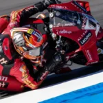 Bulega mène le Superbike à Estoril, Surra à 52 millièmes