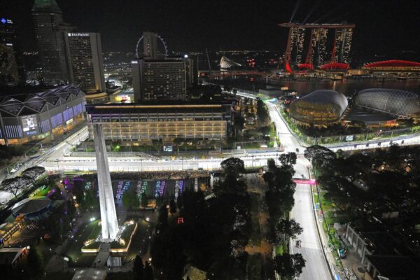 Un voile de fumée autour du circuit de Marina Bay avant le GP de Singapour.