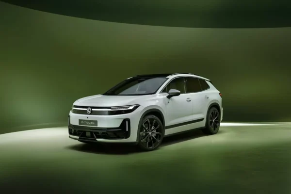 Le Volkswagen ID. Tiguan électrique présente une carrosserie plus verticale et des lignes marquées.