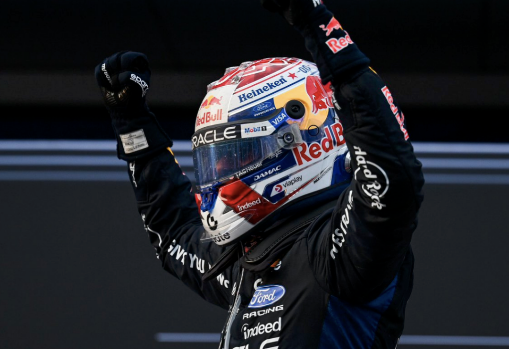 La monoplace Red Bull de Max Verstappen sur le circuit de Marina Bay à Singapour.