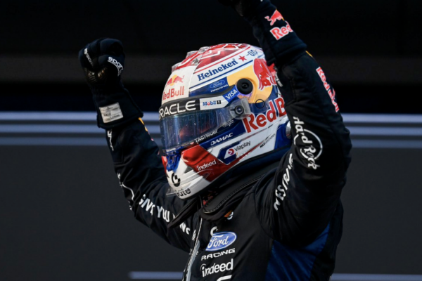 La monoplace Red Bull de Max Verstappen sur le circuit de Marina Bay à Singapour.