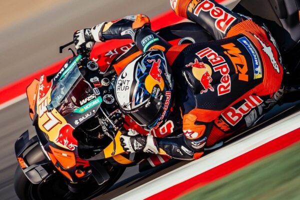 Pedro Acosta au guidon de sa KTM sur le circuit de Mandalika.
