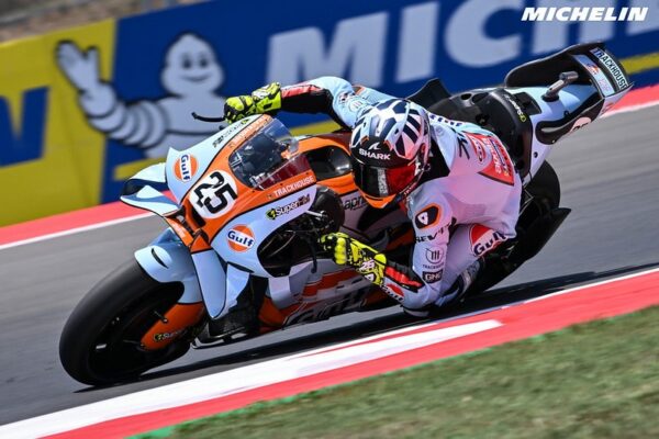Raul Fernandez au guidon de son Aprilia Trackhouse sur le circuit de Mandalika.