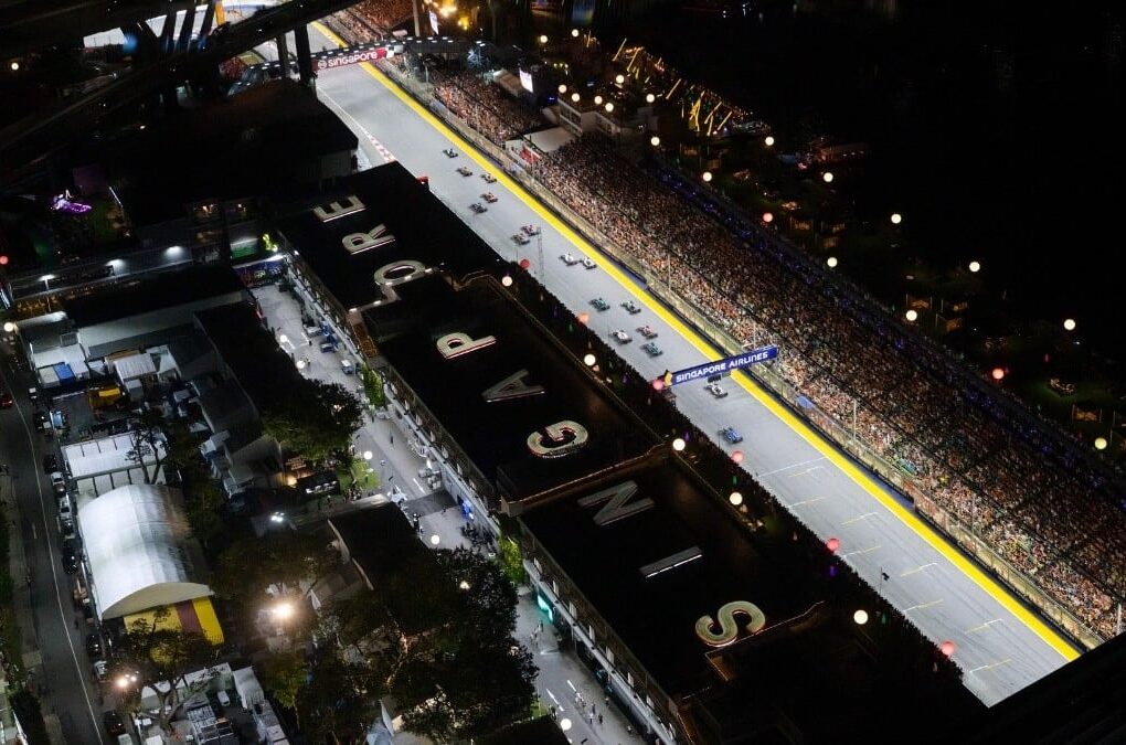 La monoplace Red Bull de Max Verstappen sur le circuit de Marina Bay à Singapour.