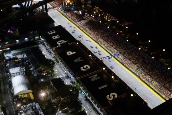 La monoplace Red Bull de Max Verstappen sur le circuit de Marina Bay à Singapour.