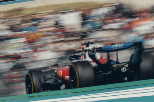 Aileron arrière rotatif d’une monoplace de F1 associé au concept « Macarena ».