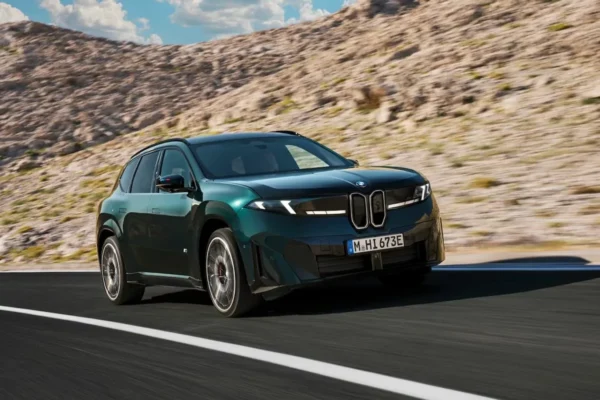 La BMW iX3 M60 xDrive, déclinaison M Performance du SUV électrique de nouvelle génération.