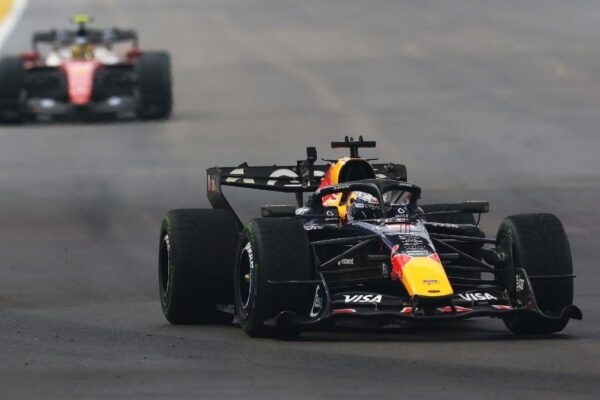 La Red Bull de Max Verstappen en piste à Marina Bay lors des qualifications du Grand Prix de Singapour.