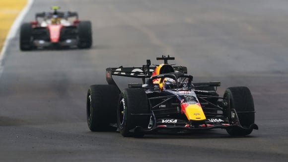 Max Verstappen (Red Bull) devant Lewis Hamilton (Scuderia Ferrari) pendant le sprint du GP de Singapour 2026.