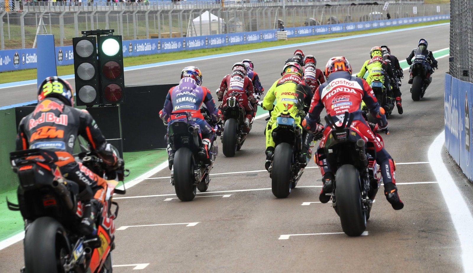 Les pilotes quittent la voie des stands lors du MotoGP du Brésil.