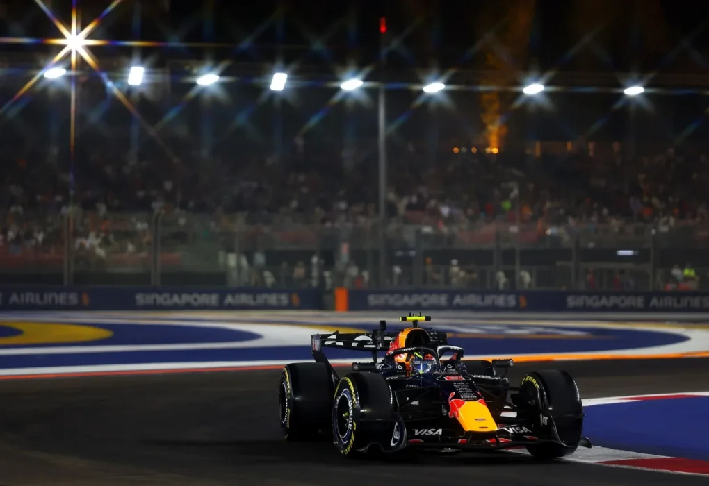 La Red Bull de Max Verstappen en piste lors du Grand Prix de Singapour.