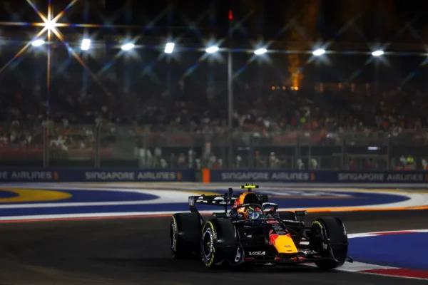 La Red Bull de Max Verstappen en piste lors du Grand Prix de Singapour.