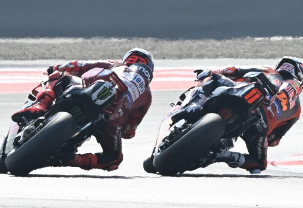 Pedro Acosta dans le paddock du MotoGP.