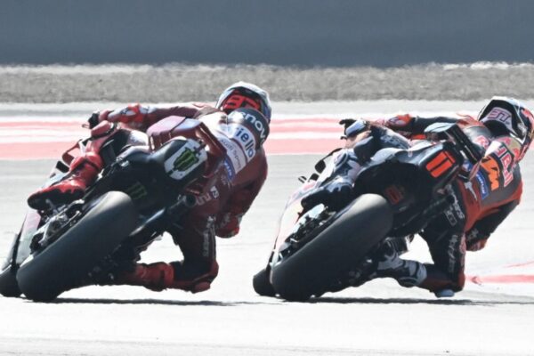 Pedro Acosta dans le paddock du MotoGP.