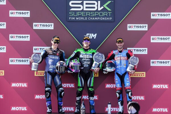Jeremy Alcoba, Filippo Farioli et Valentin Debise sur le podium de la deuxième course Supersport à Estoril.