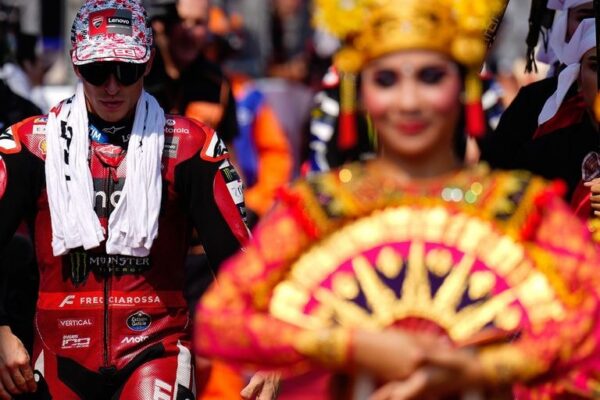 Marco Bezzecchi au guidon de son Aprilia lors du GP d'Indonésie à Mandalika.