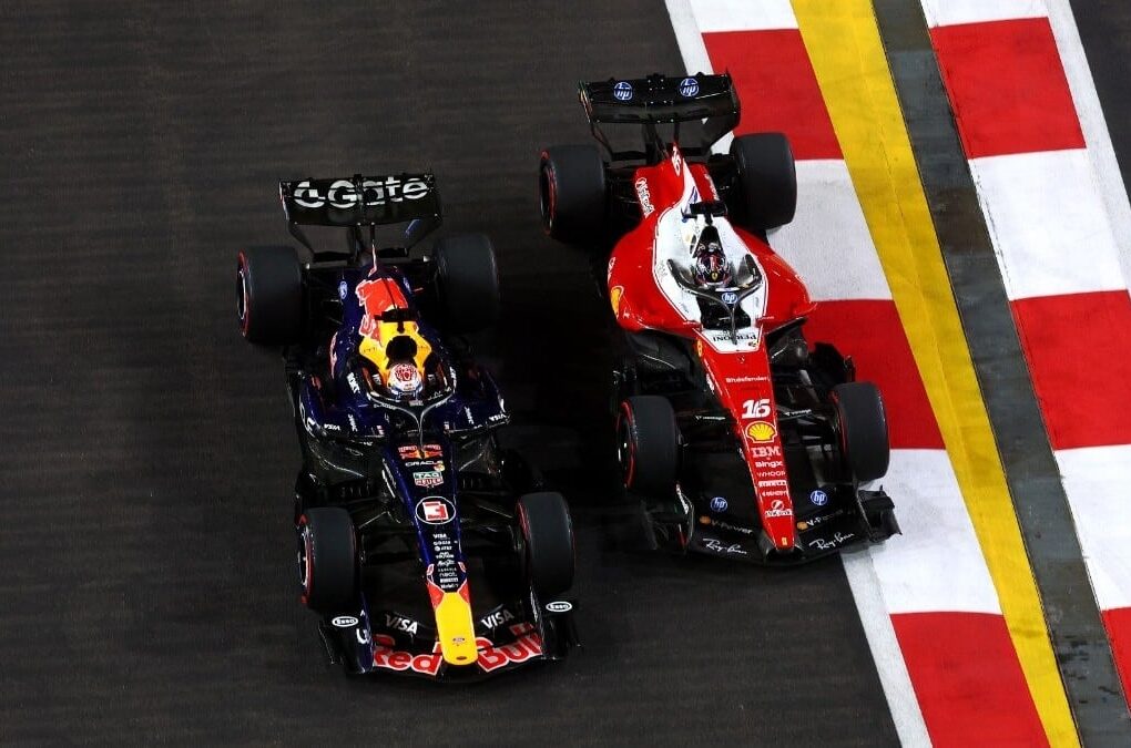 Max Verstappen au volant de sa Red Bull sur le circuit de Marina Bay lors du Grand Prix de Singapour.