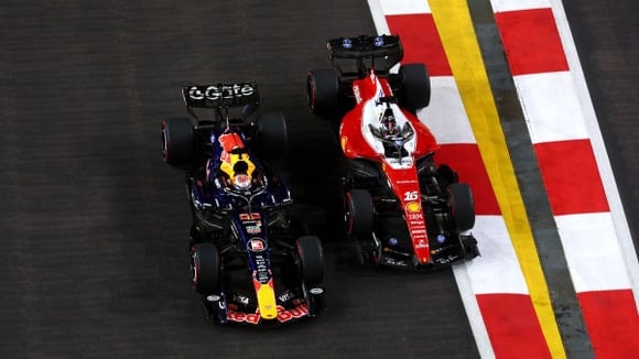 Max Verstappen face à Charles Leclerc au départ du Grand Prix de Singapour 2026.