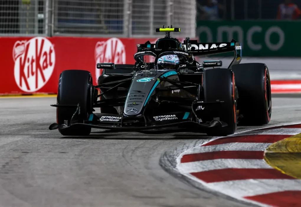 La monoplace Mercedes de Kimi Antonelli en piste lors d’un Grand Prix de Formule 1.