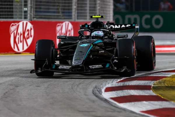 La monoplace Mercedes de Kimi Antonelli en piste lors d’un Grand Prix de Formule 1.