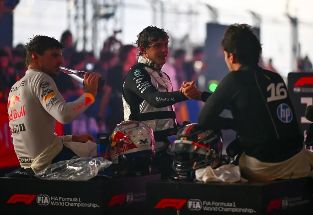 Max Verstappen au volant de sa Red Bull lors du Grand Prix de Singapour à Marina Bay.